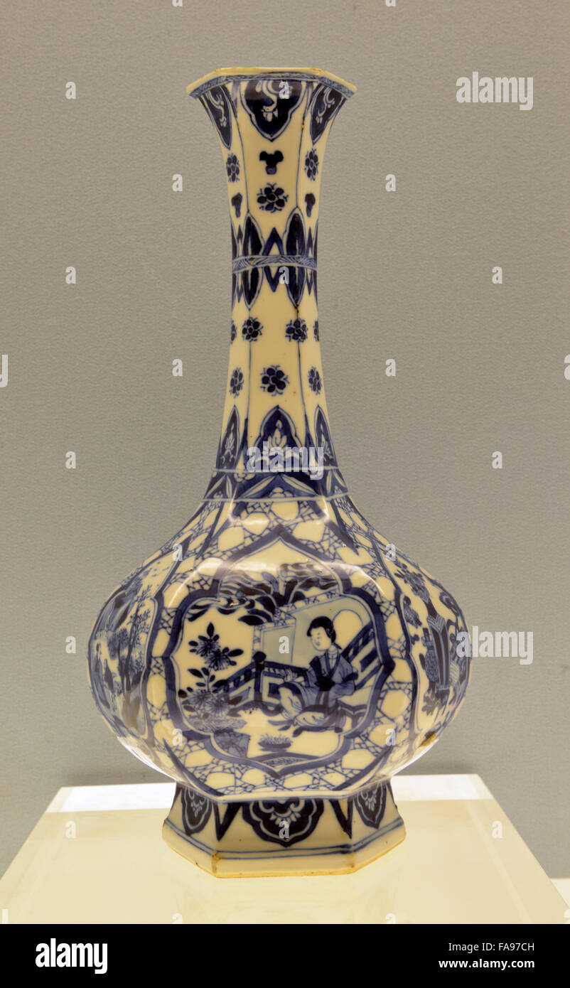 Blau-weißen facettierten Flasche mit Figuren in Platten. Shanghai Museum. Stockfoto