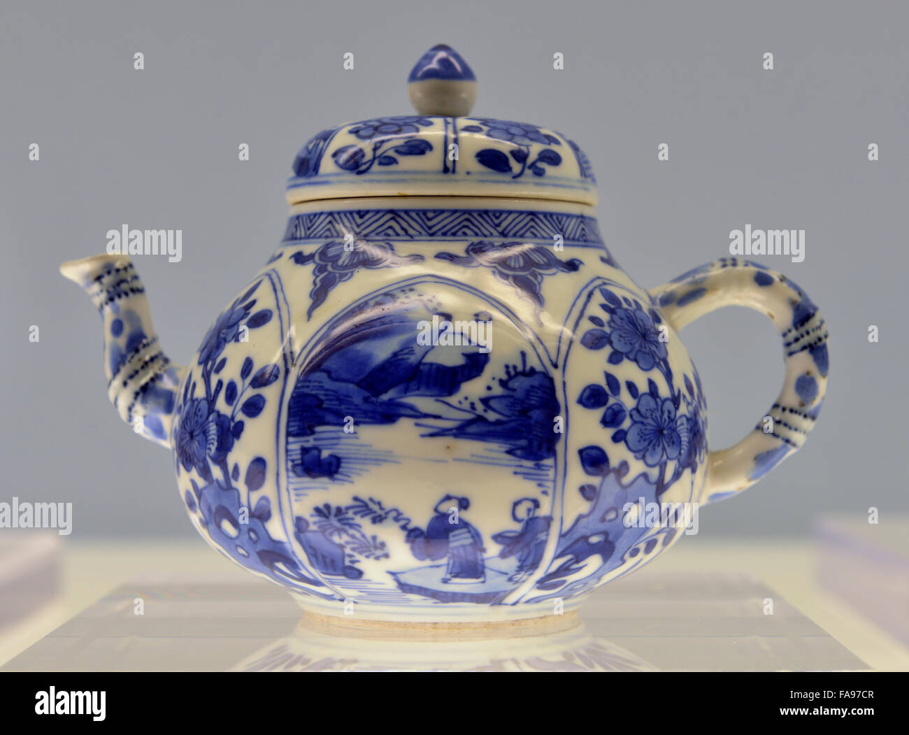 Blau-weißen gelappt Teekanne mit Landschaften in Platten. Shanghai Museum. Stockfoto