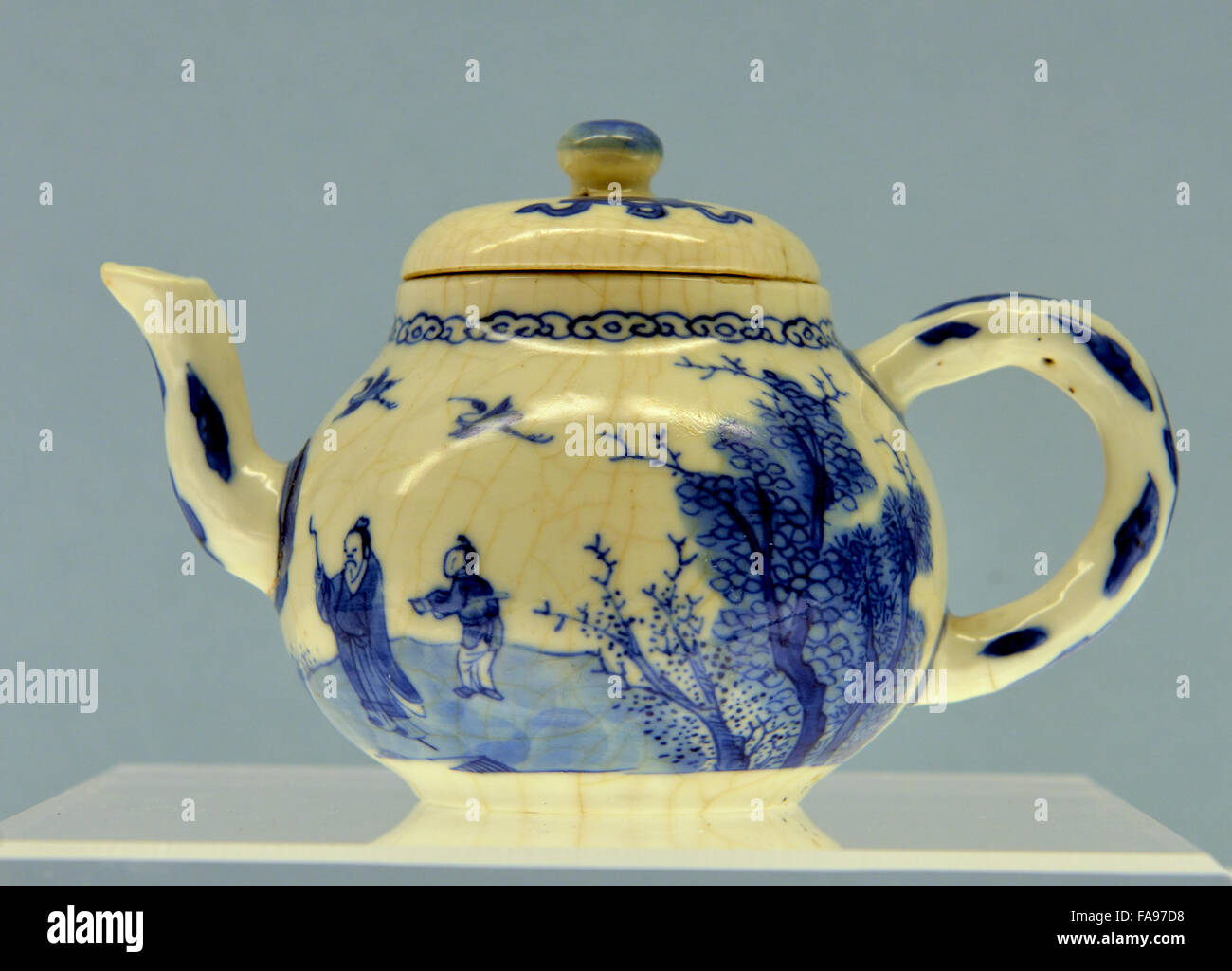 Blau-weiße Teekanne mit Figuren. Shanghai Museum. Stockfoto