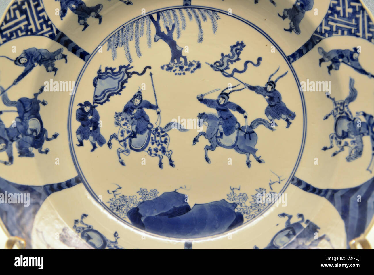 Blau-weiße Platte mit den Figuren auf dem Pferderücken. Shanghai Museum. Stockfoto