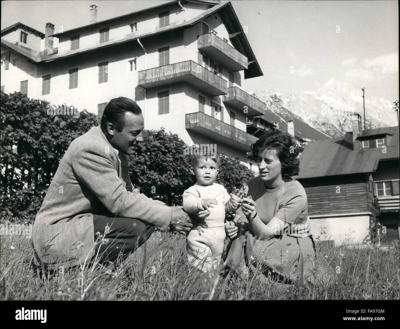 1968 - zwei Herzen und zwanzig vier Finger können Ihnen helfen, Retter Leben-hier ist die Hercuis der Dolomiten, mit seiner jungen Frau Wanda, A. Coili und little Walter. Sie sind eine Familie glücklich und ruhig. © Keystone Bilder USA/ZUMAPRESS.com/Alamy Live-Nachrichten Stockfoto