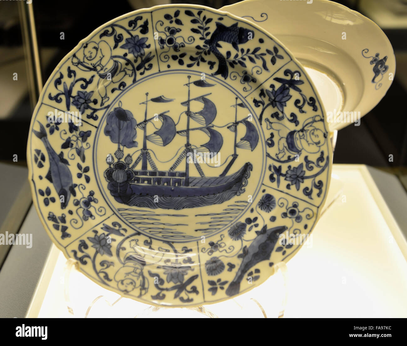 Blau-weißen gelappt Gerichte mit einem Segelschiff. Shanghai Museum. Stockfoto