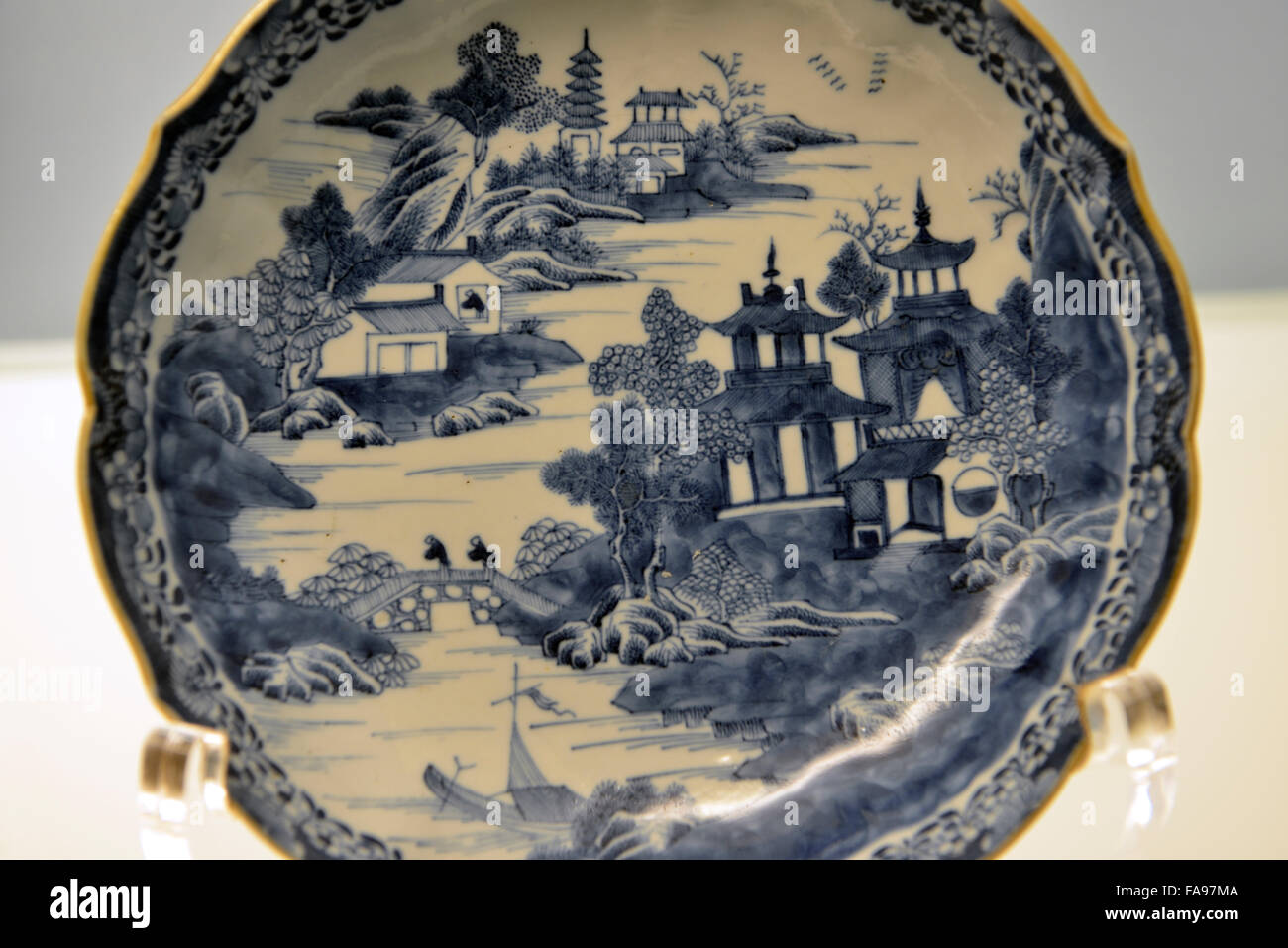 Blau-weißen gelappt Gericht mit einer Landschaft. Shanghai Museum. Stockfoto
