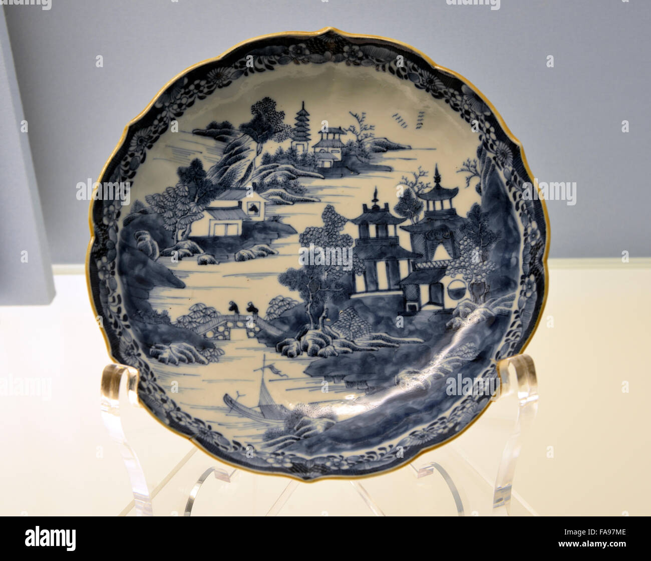 Blau-weißen gelappt Gericht mit einer Landschaft. Shanghai Museum. Stockfoto