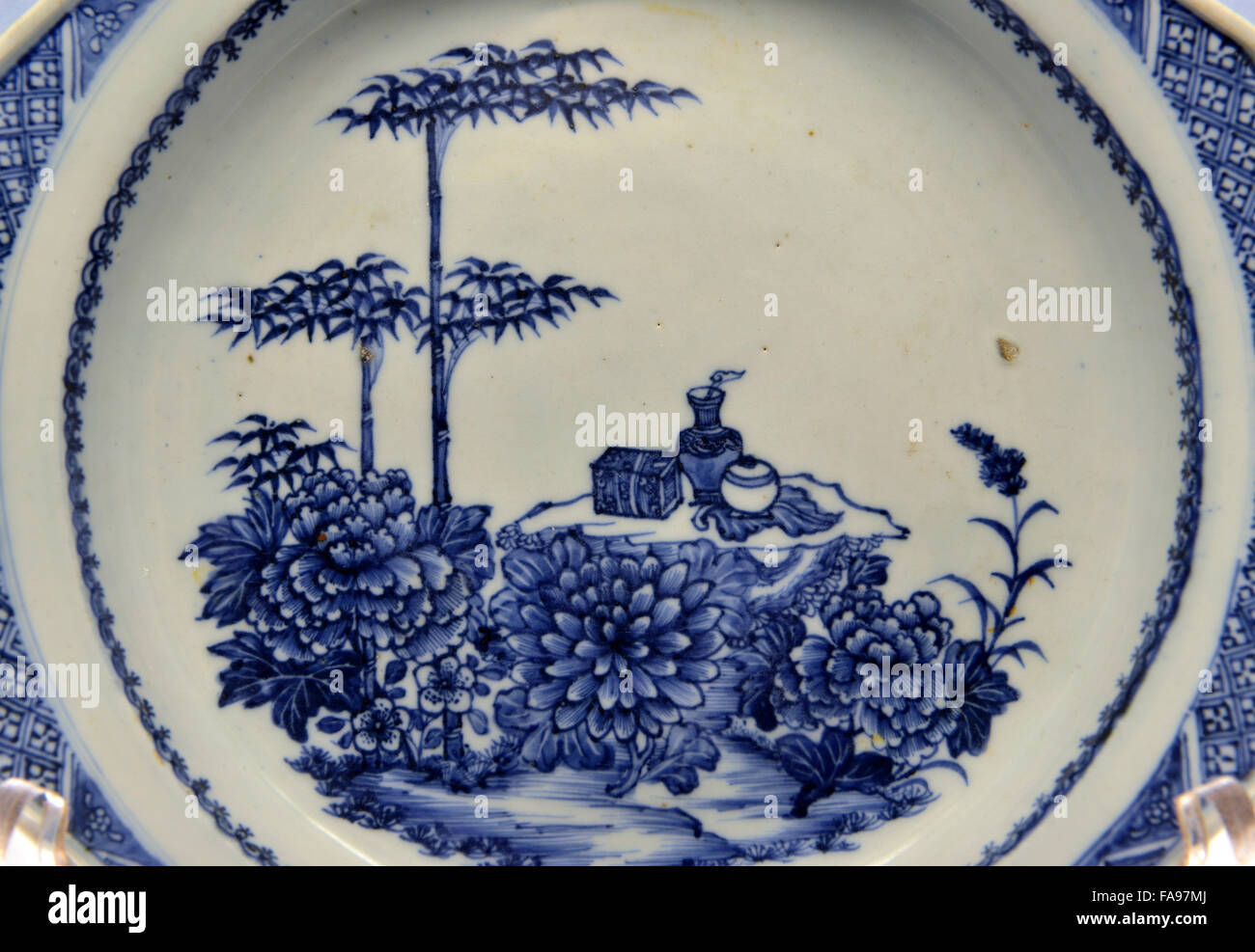 Blau-weißen achteckige Schale mit einer Garten-Szene. Shanghai Museum. Stockfoto