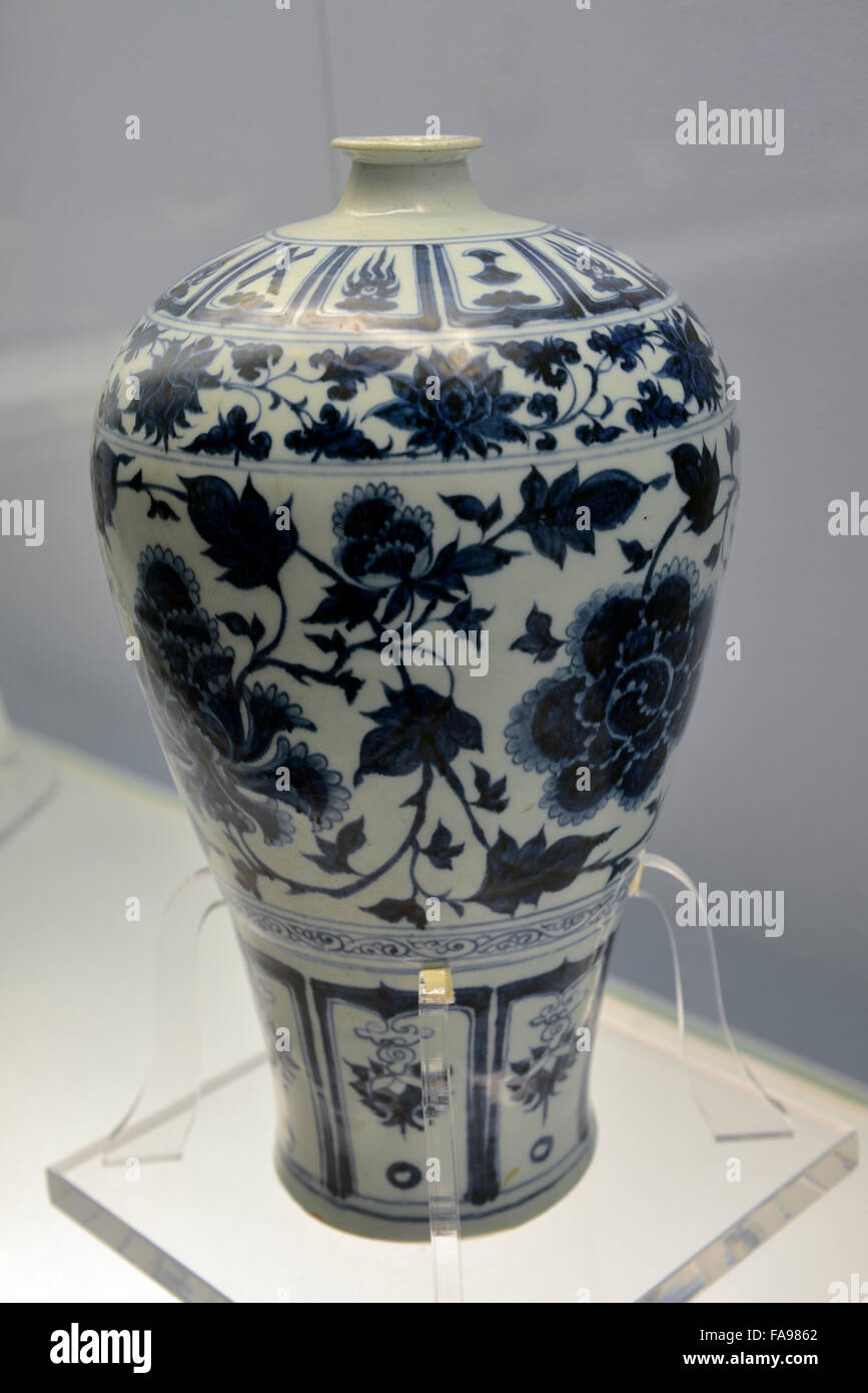 Shanghai Museum. Shanghai Museum.Vase mit blauen Unterglasen Design von verschachtelten Pfingstrosen Jingdezhen Ware Yuan, A. D. 12711368 Stockfoto