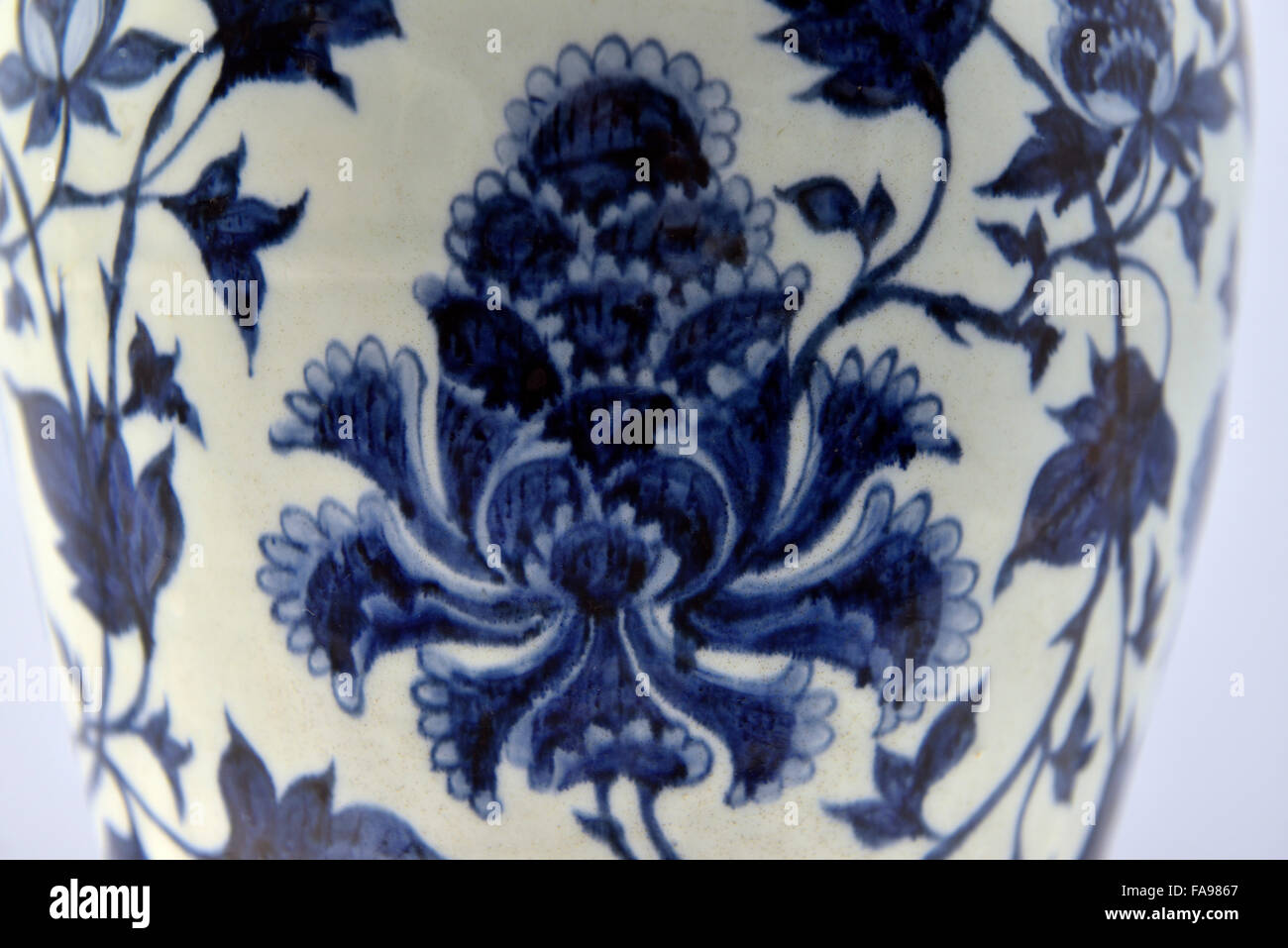 Shanghai Museum.Vase mit Underglazes blauen Design der interlaced Pfingstrosen Jingdezhen Ware Yuan, A. D. 12711368 Stockfoto