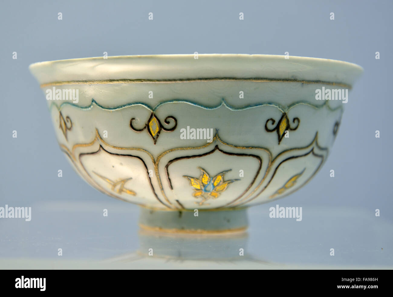 Shanghai Museum. Eiweiß Glasierte Schüssel Mit Geprägtem Und Overlaze-Dekor Jingdezhen Ware. Yuan, AD 12711368 Stockfoto
