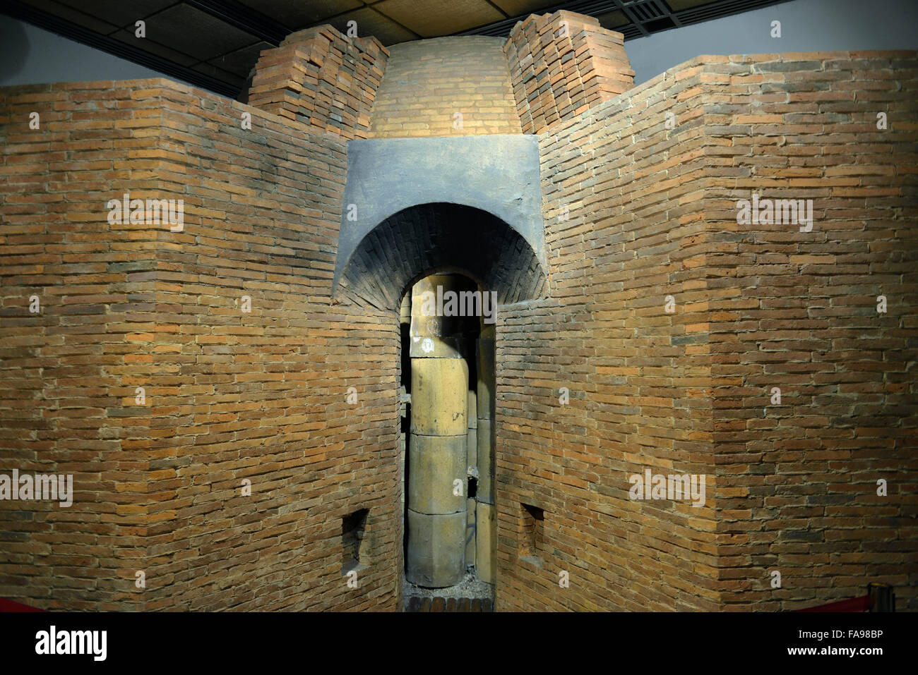 Shanghai Museum. Replik des eiförmigen Brennofen (oder cai Brennofen) Stockfoto