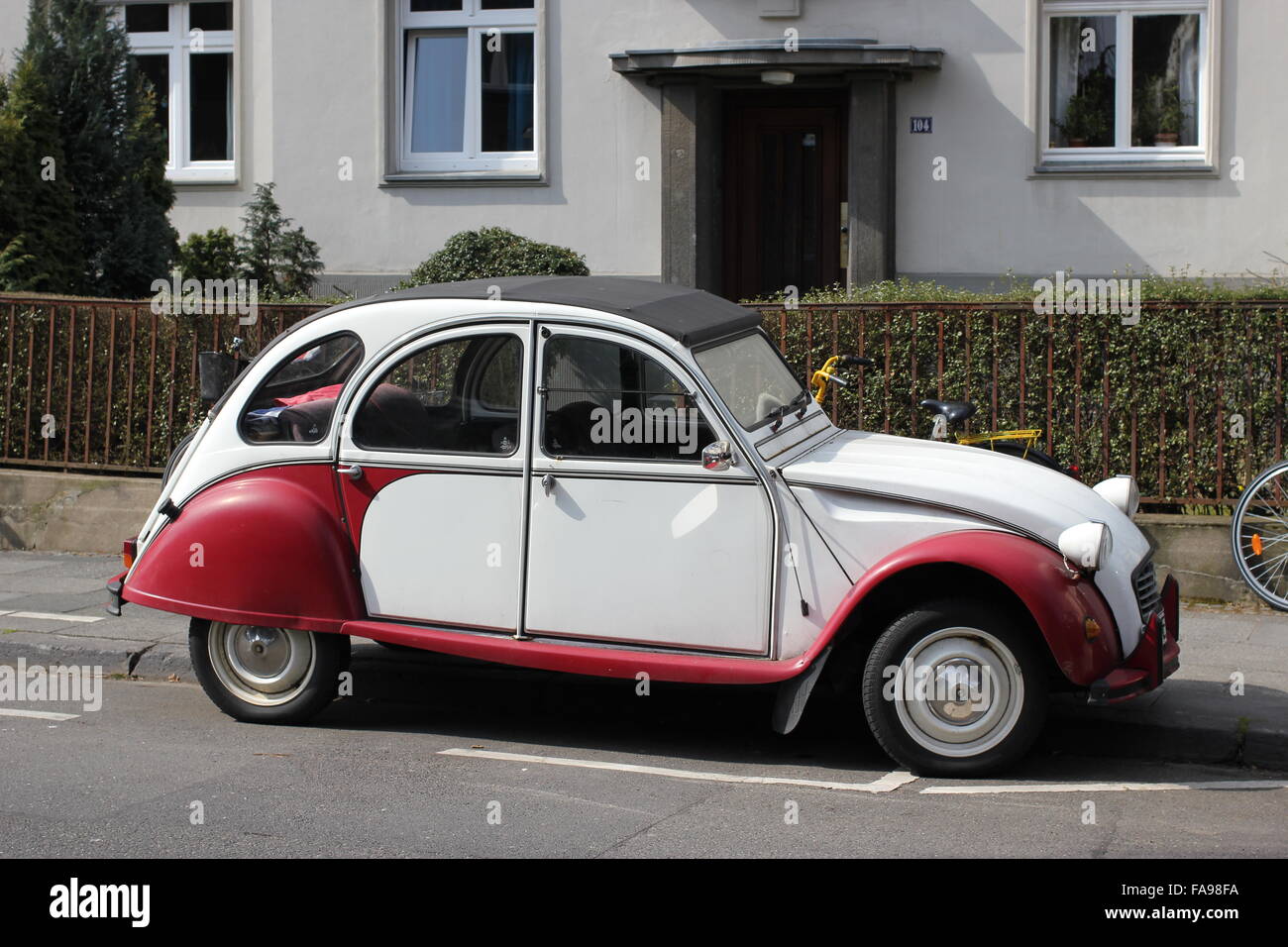 Altfranzösisch ist 2CV Parkplatz in einer Straße in Bonn, Deutschland Stockfoto