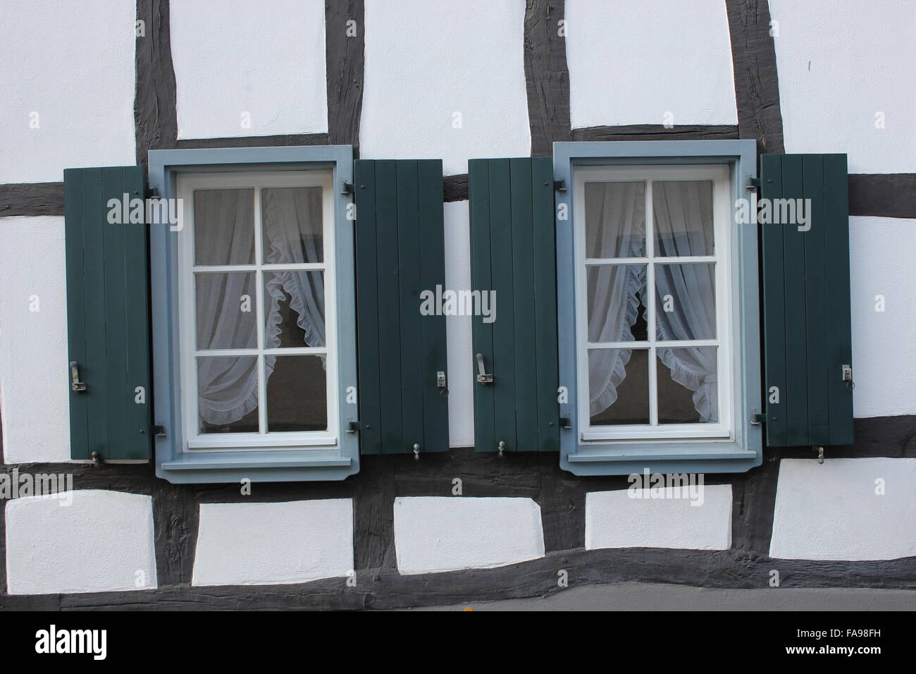 Zwei Fenster Eines Alten Hauses In Bonn Sudstadt Deutschland