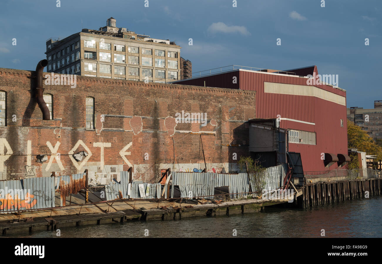 Blick von der South Williamsburg East River Ferry dock an einem sonnigen Tag mit Pixote Graffiti, NYC Stockfoto