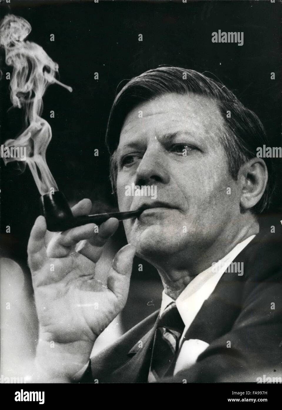 1972 - Deutschlands starke Mann Helmut Schmidt, der ist fast sicher zum Erfolg von Willy Brandt als Bundeskanzler, hier in eine besinnliche Stimmung zu sehen, wie er die Zukunft überlegt. © Keystone Bilder USA/ZUMAPRESS.com/Alamy Live-Nachrichten Stockfoto