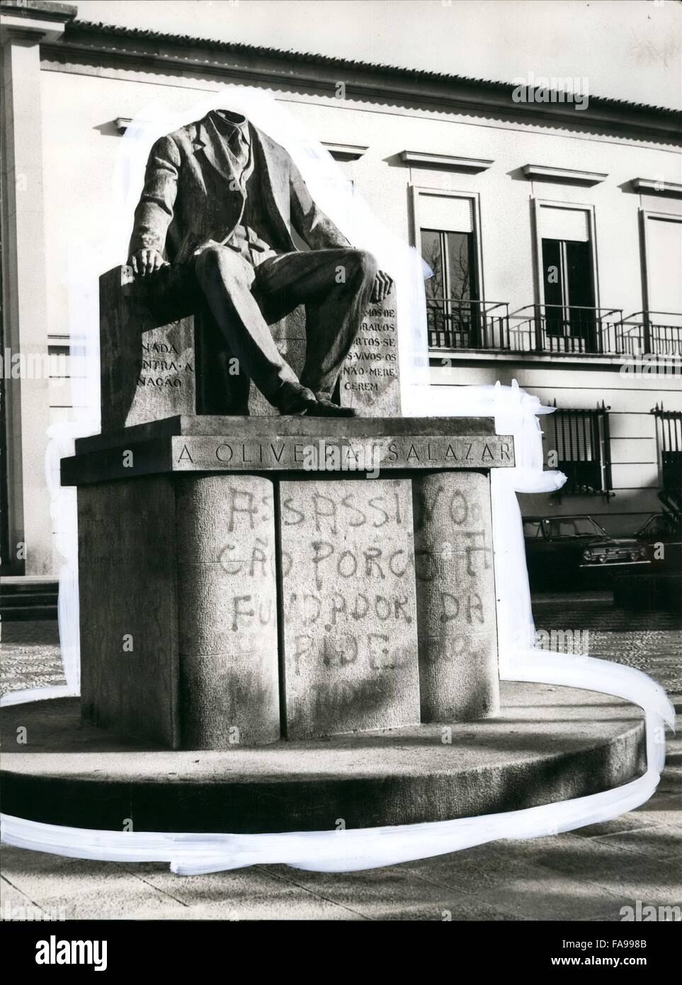 1972 - die letzte Symbol von der faschistischen Diktatur In Portugal als wurden enthauptet: Alle Denkmäler, die zu Ehren der Diktator Salazar im portugiesischen Hoheitsgebiet erhoben worden waren wurden seit dem 25 April auf verschiedene Weise, aber immer wegen Gewalt zerstört. Nur ein Denkmal widerstanden hat und nun einen Stand gegenüber des Gerichtshofs, des Dorfes "Geburt" des Mannes, regierte Portugal in absoluter Weise, seit etwa 50 Jahren, trotz der verschiedenen Maßnahmen, die unter gegen die Statue, die von den Bewohnern von Santa Comba Dao übernommen worden war. Tatsächlich Stockfoto