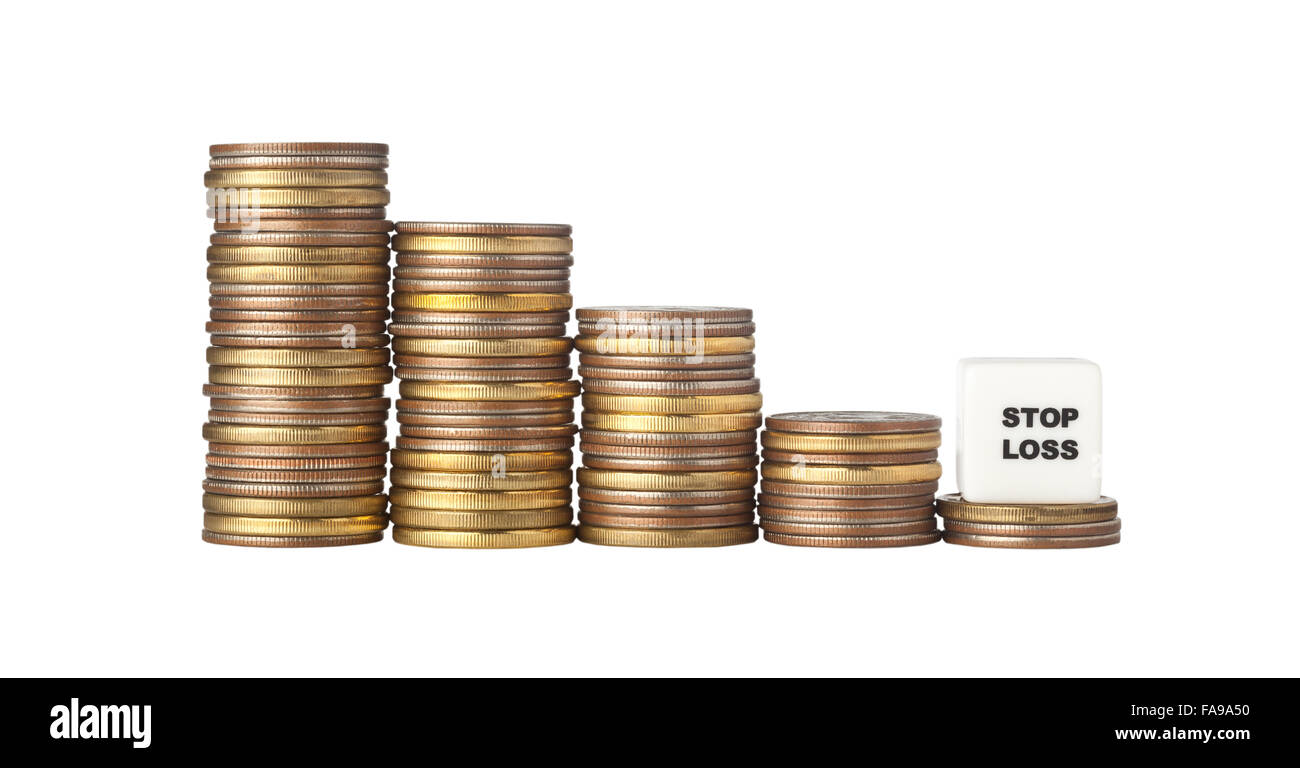 Stapel von Verringerung der Menge an Münzen mit einem Stop-Loss-Schild isoliert auf weißem Hintergrund Stockfoto