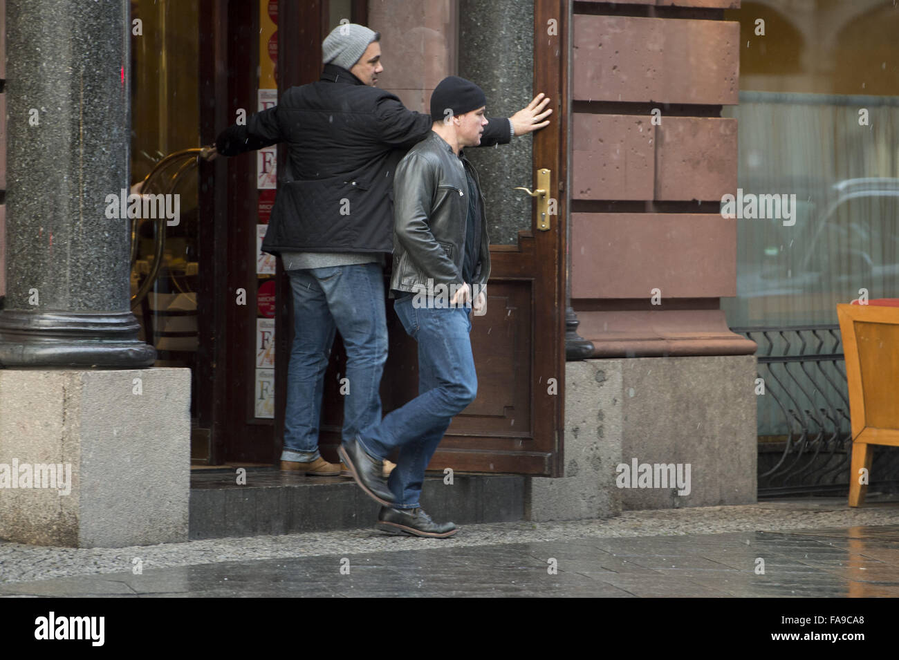 Matt Damon und seine Familie verlassen Borchardt Restaurant in Mitte auf dem Weg zu einer Eisbahn im Wedding. Kurz bevor sie das Ende erreicht der Linie Damon es Tochter änderte ihre Meinung und Damon fuhren zurück zum Hotel mit ihr.  Mit: Matt Damon Wh Stockfoto