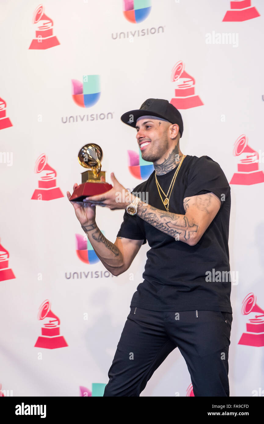 Nicky Jam, Gewinner des Best Urban Performance stellt im Presseraum während der 16. Annual Latin GRAMMY in Las Vegas Stockfoto