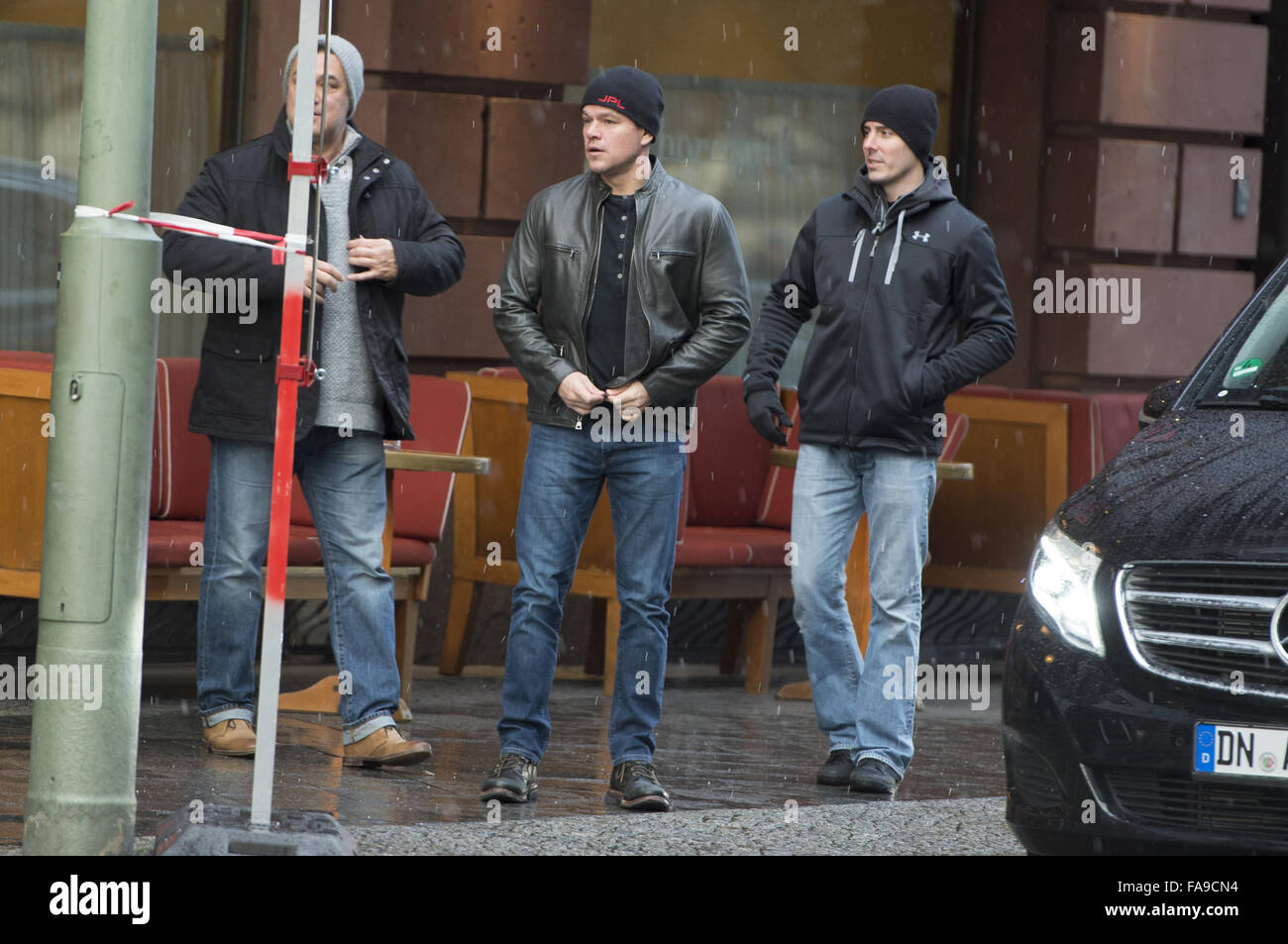 Matt Damon und seine Familie verlassen Borchardt Restaurant in Mitte auf dem Weg zu einer Eisbahn im Wedding. Kurz bevor sie das Ende erreicht der Linie Damon es Tochter änderte ihre Meinung und Damon fuhren zurück zum Hotel mit ihr.  Mit: Matt Damon Wh Stockfoto