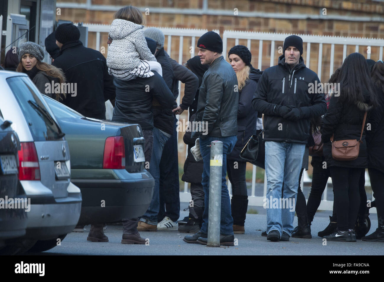 Matt Damon und seine Familie verlassen Borchardt Restaurant in Mitte auf dem Weg zu einer Eisbahn im Wedding. Kurz bevor sie das Ende erreicht der Linie Damon es Tochter änderte ihre Meinung und Damon fuhren zurück zum Hotel mit ihr.  Mit: Matt Damon Wh Stockfoto