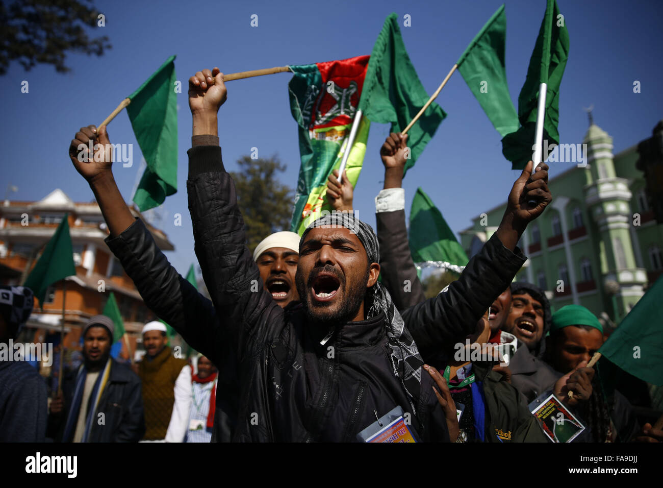 Kathmandu, Nepal. 24. Dezember 2015. Nepalesischen Muslimen teilnehmen an einer Rallye, Mark Milad-un-Nabi ist das Festival zu Ehren des Geburtstags des Propheten Muhammad in der Nähe von Shahid Tor in Kathmandu, Nepal auf Donnerstag, 24. Dezember 2015. Bildnachweis: Skanda Gautam/ZUMA Draht/Alamy Live-Nachrichten Stockfoto