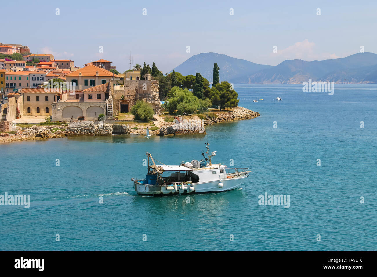 Kleines Boot in das Wasser des Tyrrhenischen Meeres. Portoferraio aus dem Meer, Elba Island, Toskana, Italien Stockfoto