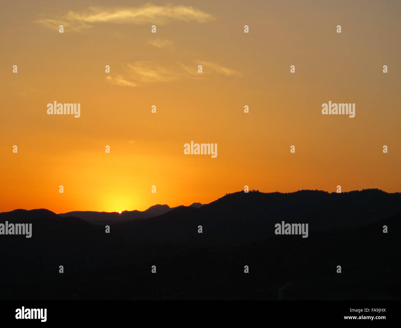 Silhouette der Hügel im Morgengrauen in der Nähe von Alora, Andalusien Stockfoto