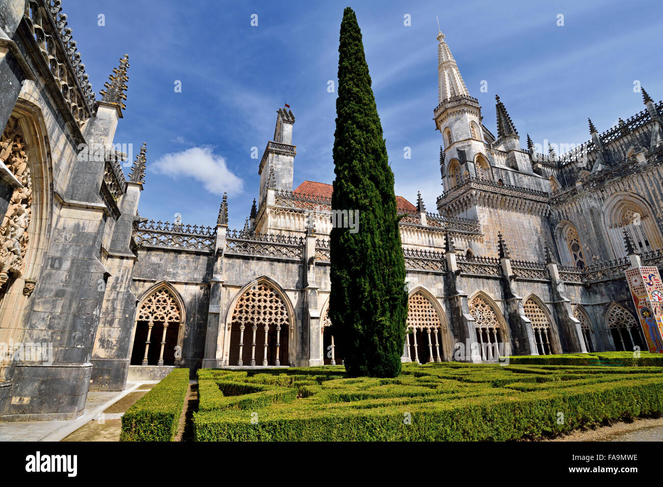Portugal: Terrasse des gotischen Kreuzgangs im Kloster Santa Maria da Vitoria von Batalha Stockfoto