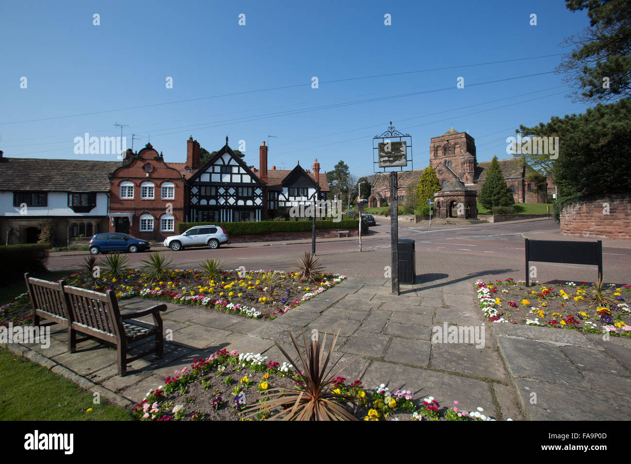 Dorf von Thornton Hough, Cheshire, England. Malerische Aussicht auf Thornton Hough mit Str. Georges Kirche im Hintergrund. Stockfoto