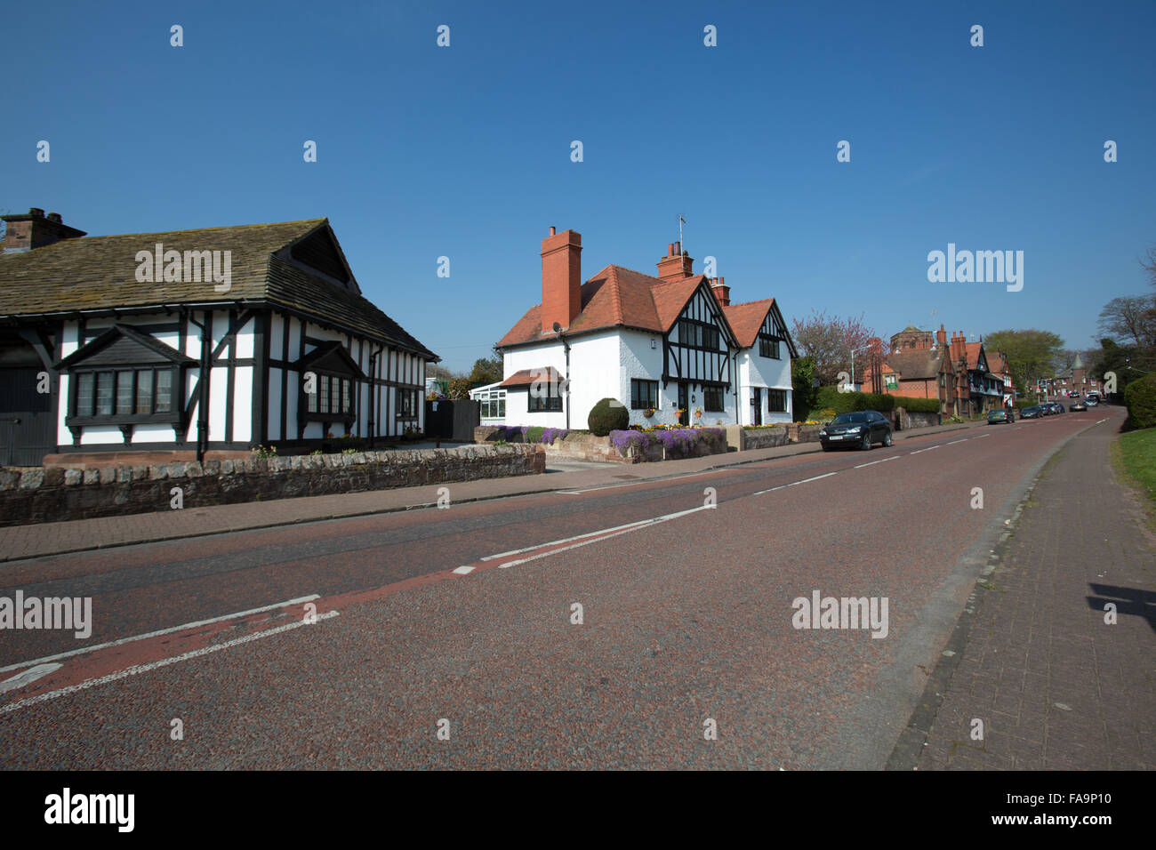 Dorf von Thornton Hough, Cheshire, England. Malerische Aussicht auf Thornton Hough bei Neston Road. Stockfoto