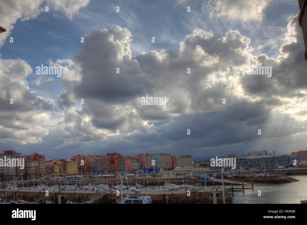 horizontalen frontalen Blick auf den Hafen von Gijon mit einer herrlichen Landschaft Stockfoto