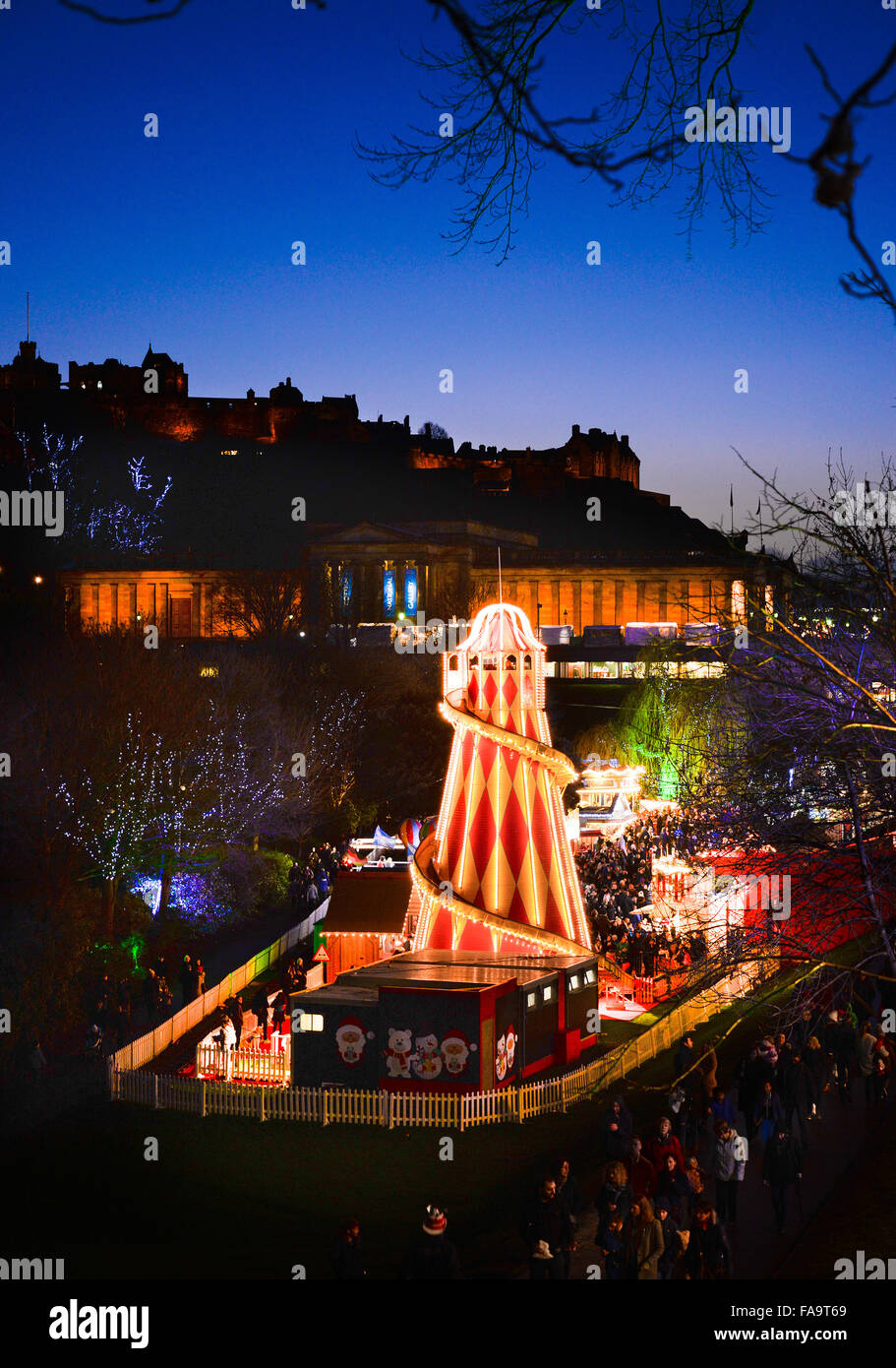 Edinburghs berühmte europäische Weihnachtsmarkt am Princess Street Gardens mit dem Schloss hinter Stockfoto