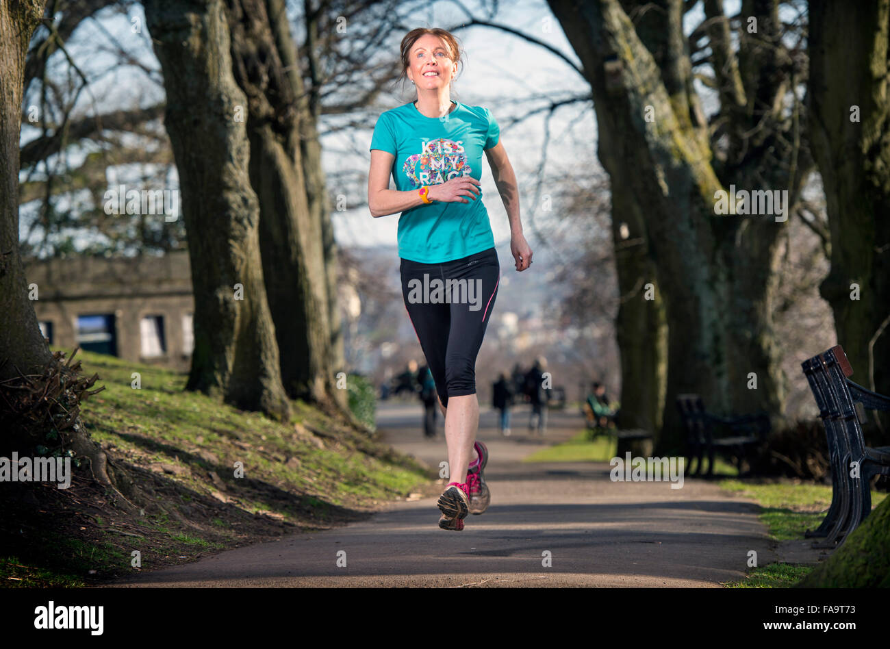 Eine Frau trägt ein Aktivitätsprotokoll Joggen in der Stadt von Bristol UK Stockfoto