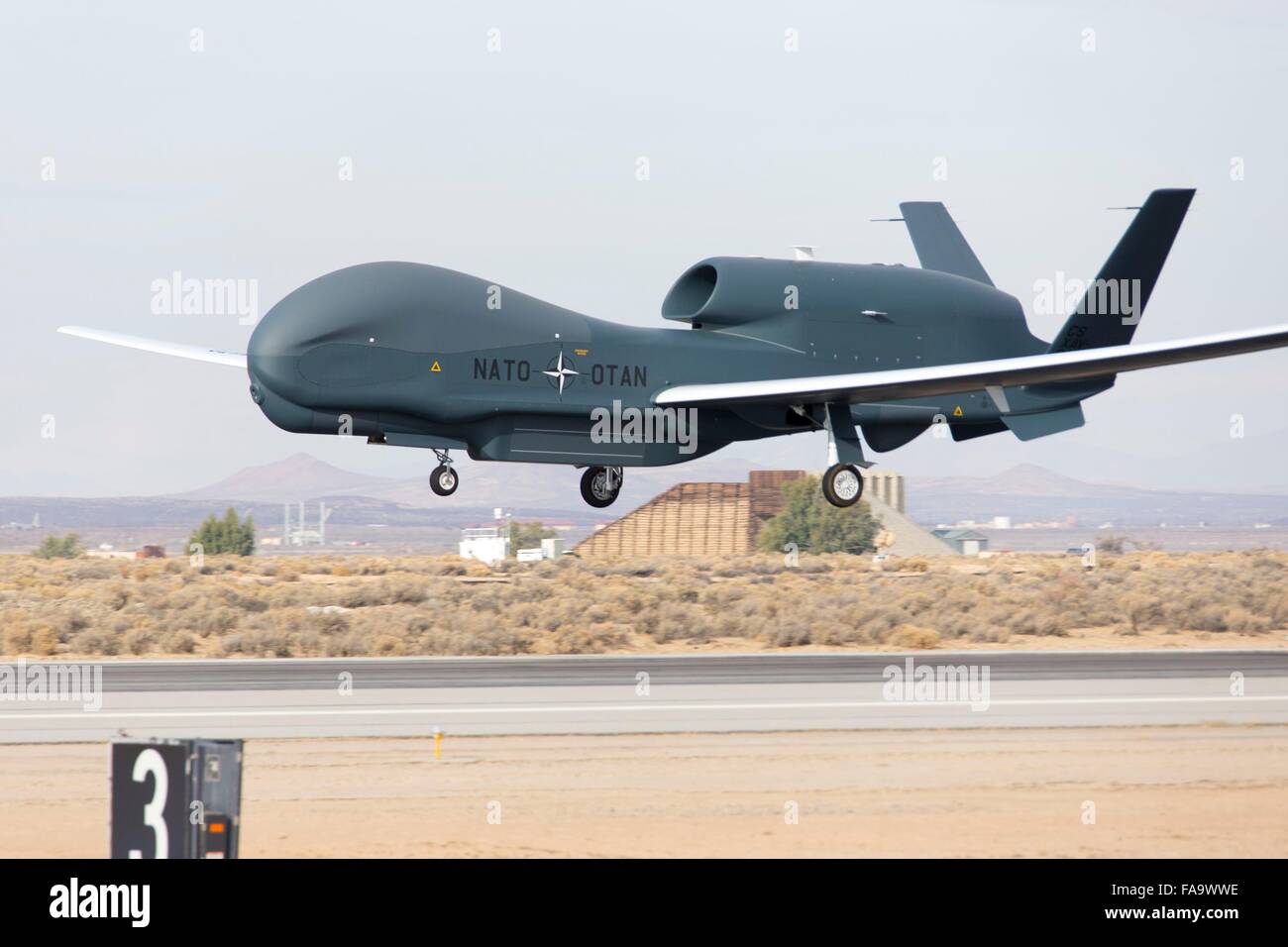 Die NATO Alliance Ground Surveillance Erstfassung des Global Hawk UAV drone Flugzeug landet nach dem ersten Flug von Palmdale 19. Dezember 2015 auf der Edwards Air Force Base, Kalifornien, Abschluss seinen Erstflug. Der Testflug markierte den Beginn des Halbjahres Boden- und luftgestützten Tests bei Edwards AFB, bevor das Flugzeug in seine neue Heimat in Sigonella, Italien gesendet wird. Stockfoto