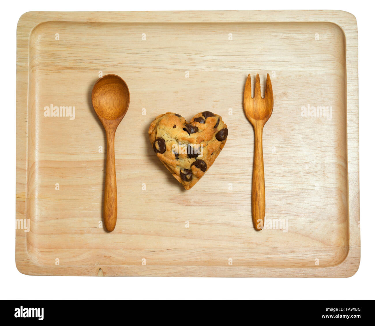 Herz-Cookie mit Schokolade-Chips auf Holz Tablett isoliert auf weißem Hintergrund Stockfoto