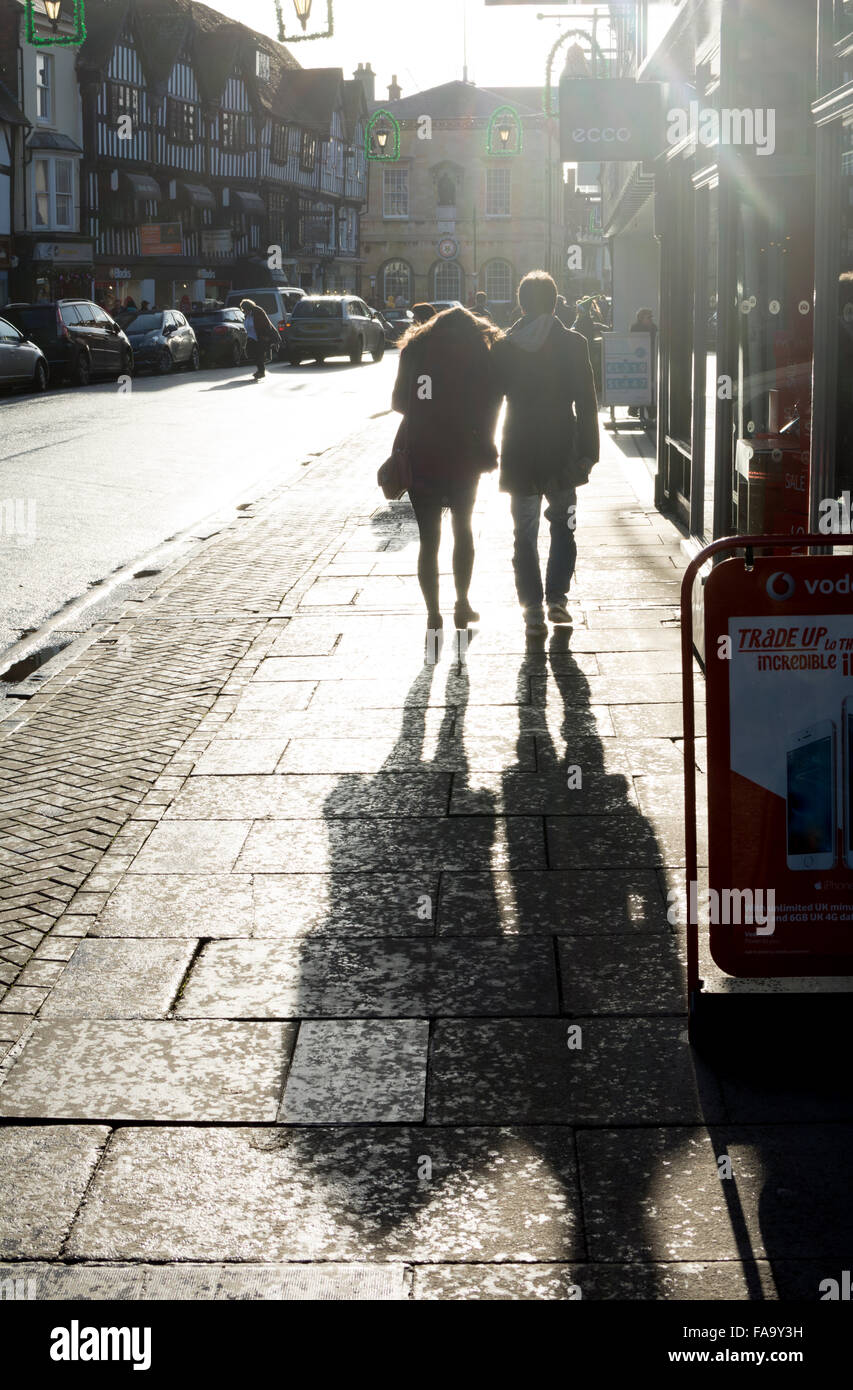 Stratford Warwickshire, UK. 24. Dez Ember, 2015. Heiligabend-Shopper werfen lange Schatten in High Street, London, UK. Stockfoto