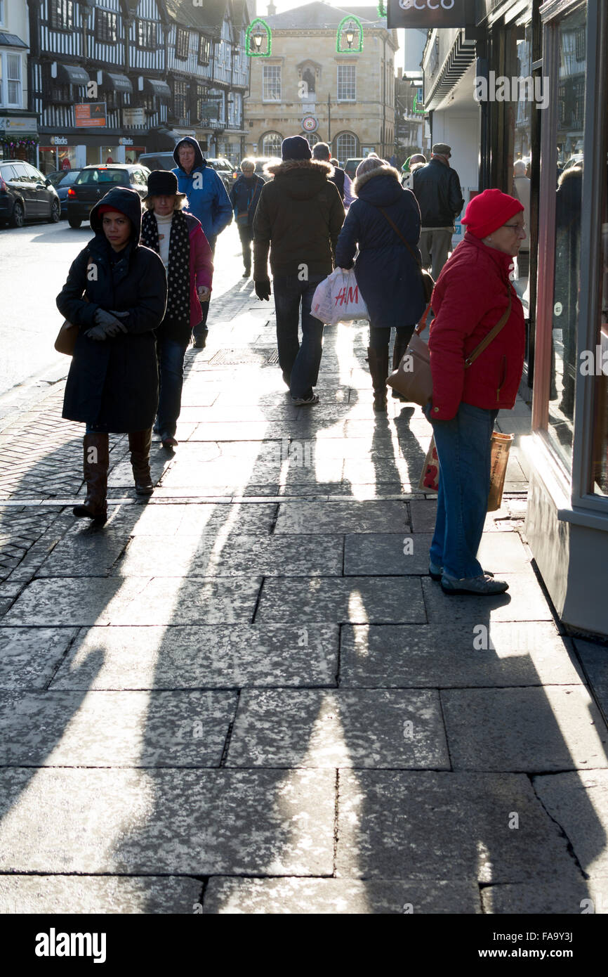 Stratford Warwickshire, UK. 24. Dez Ember, 2015. Heiligabend-Shopper werfen lange Schatten in High Street, London, UK. Bildnachweis: Colin Underhill/Alamy Live-Nachrichten Stockfoto