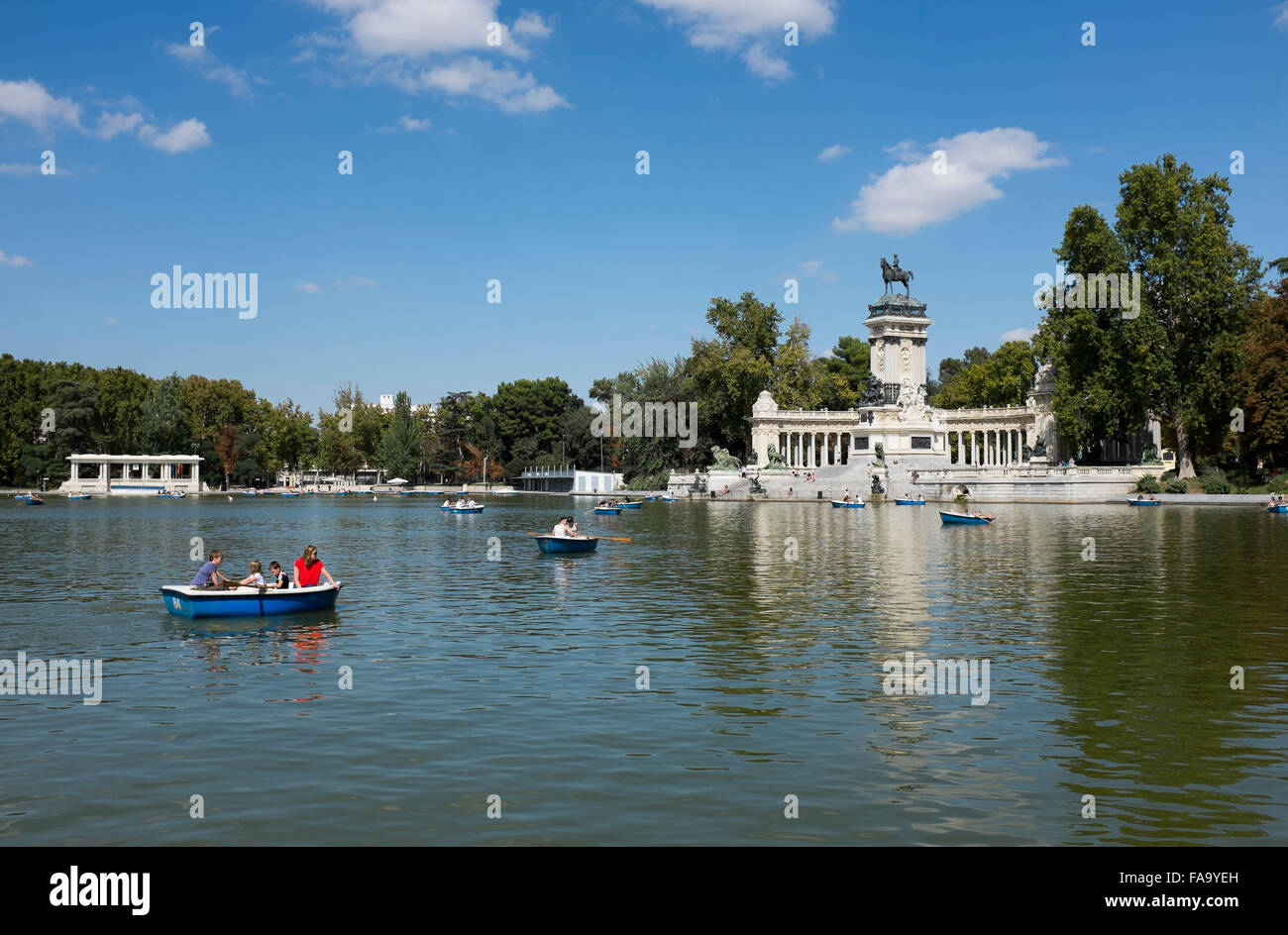 Bootfahren See Retiro Park oder Parque del Retiro Madrid Spanien Stockfoto