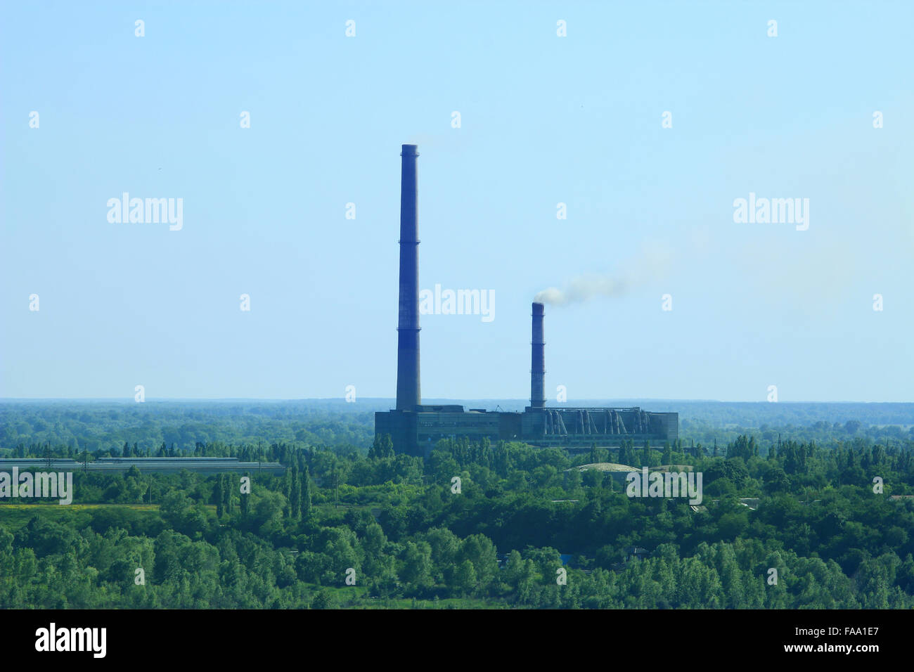 Verschmutzung der Umwelt durch die Industrie auf dem Hintergrund der Natur Stockfoto