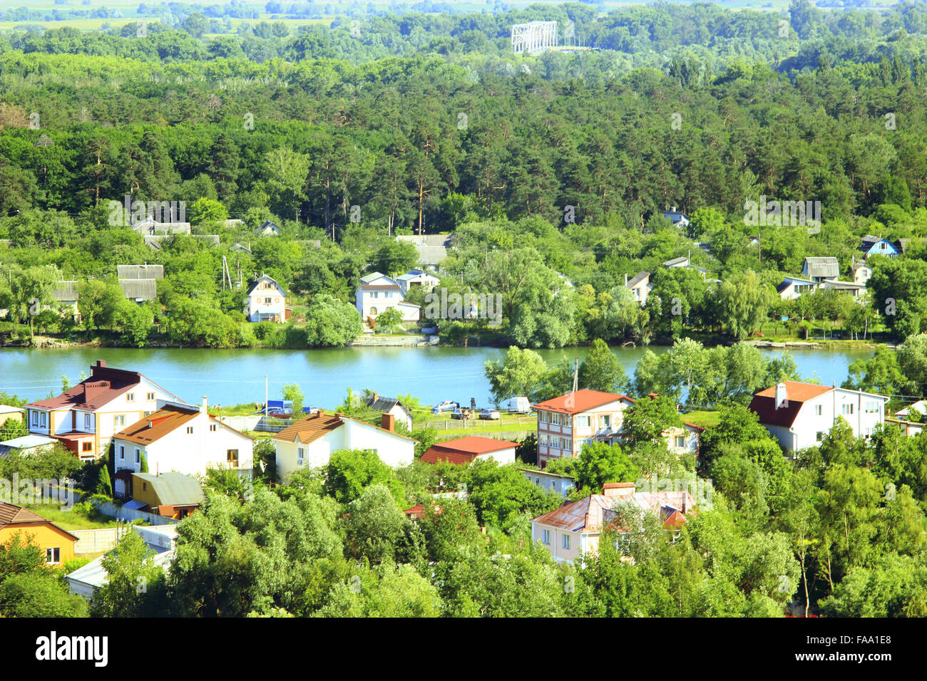 schöne Aussicht auf Land befindet sich am malerischen See Stockfoto