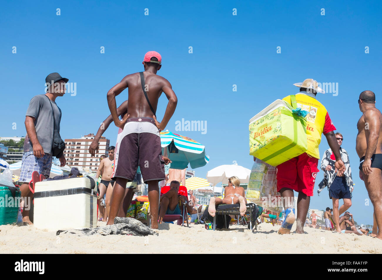 RIO DE JANEIRO, Brasilien - 5. März 2013: Brasilianische Anbieter verkaufen Getränke und Snacks Sonnenanbeter am Strand von Ipanema. Stockfoto