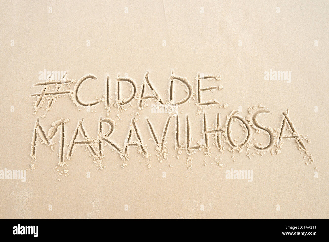 Hashtag-social Media-Nachricht für Cidade Maravilhosa (Marvellous City, der Spitzname von Rio De Janeiro, Brasilien) in Sand geschrieben Stockfoto