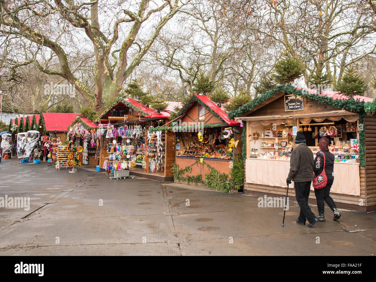 Weihnachtsmarkt mit kleinen Läden verkaufen Weihnachtsgeschenke und Mitmenschen im Winter-Wunderland Stockfoto