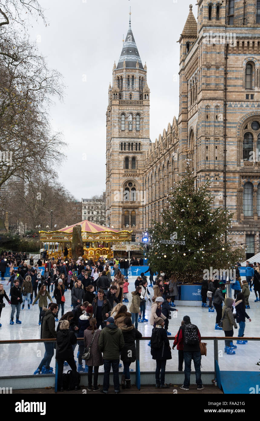 Menschen Sie genießen Eislaufen und andere Spiele bei Weihnachtsfeiern vor London Natural History museum Stockfoto