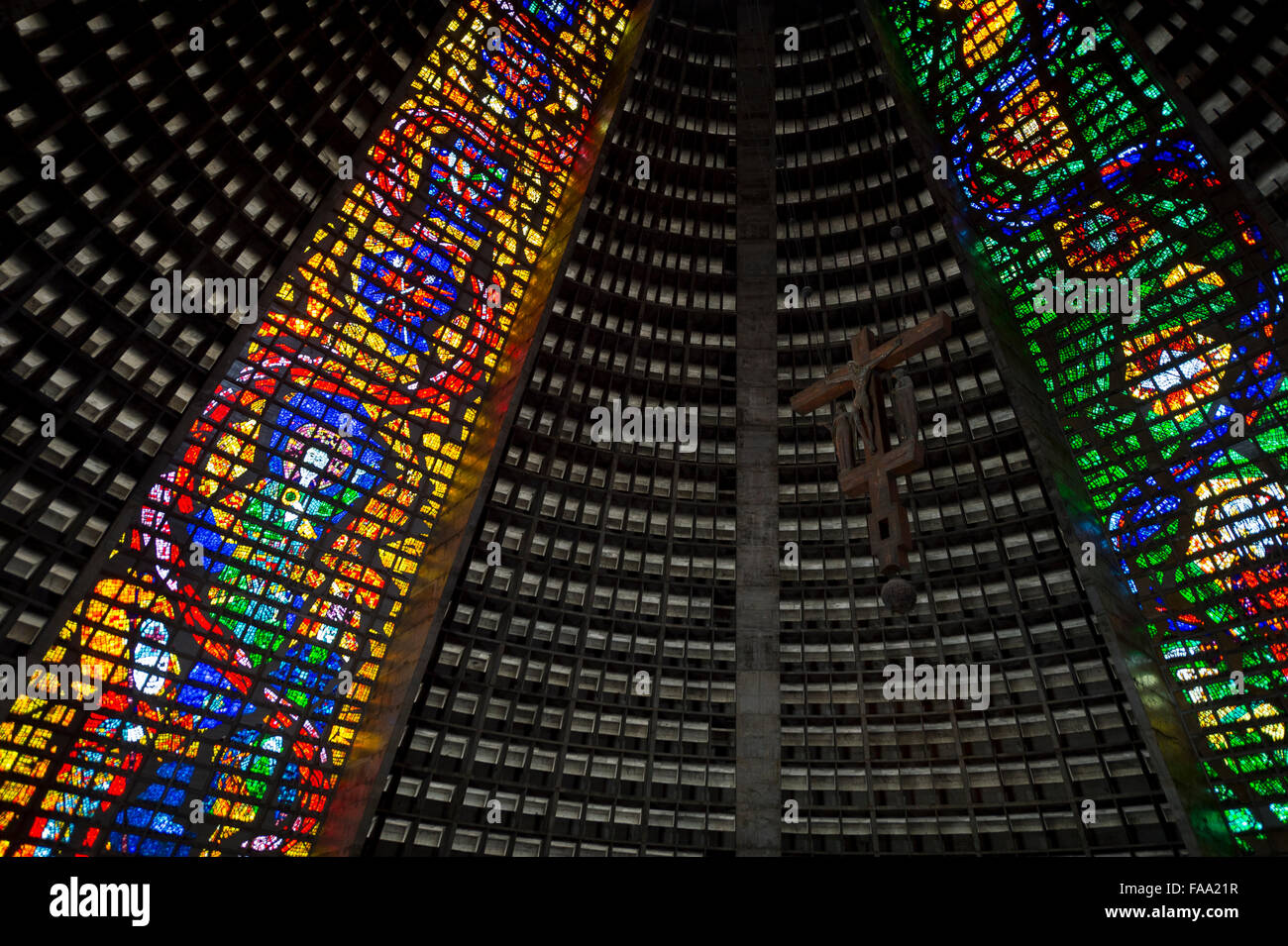 Glasmalerei der modernistischen Metropolitan Kathedrale des Heiligen Sebastian, Interieur nach einer Maya-Pyramide in Rio Brasilien Stockfoto