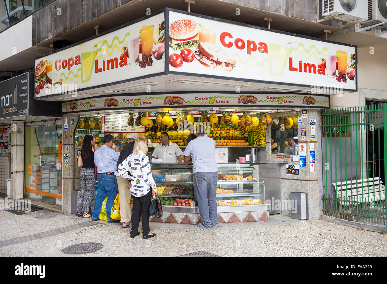 RIO DE JANEIRO, Brasilien - 25. Oktober 2015: Kunden versammeln sich am typischen brasilianischen Saft Stand im Stadtteil Copacabana. Stockfoto