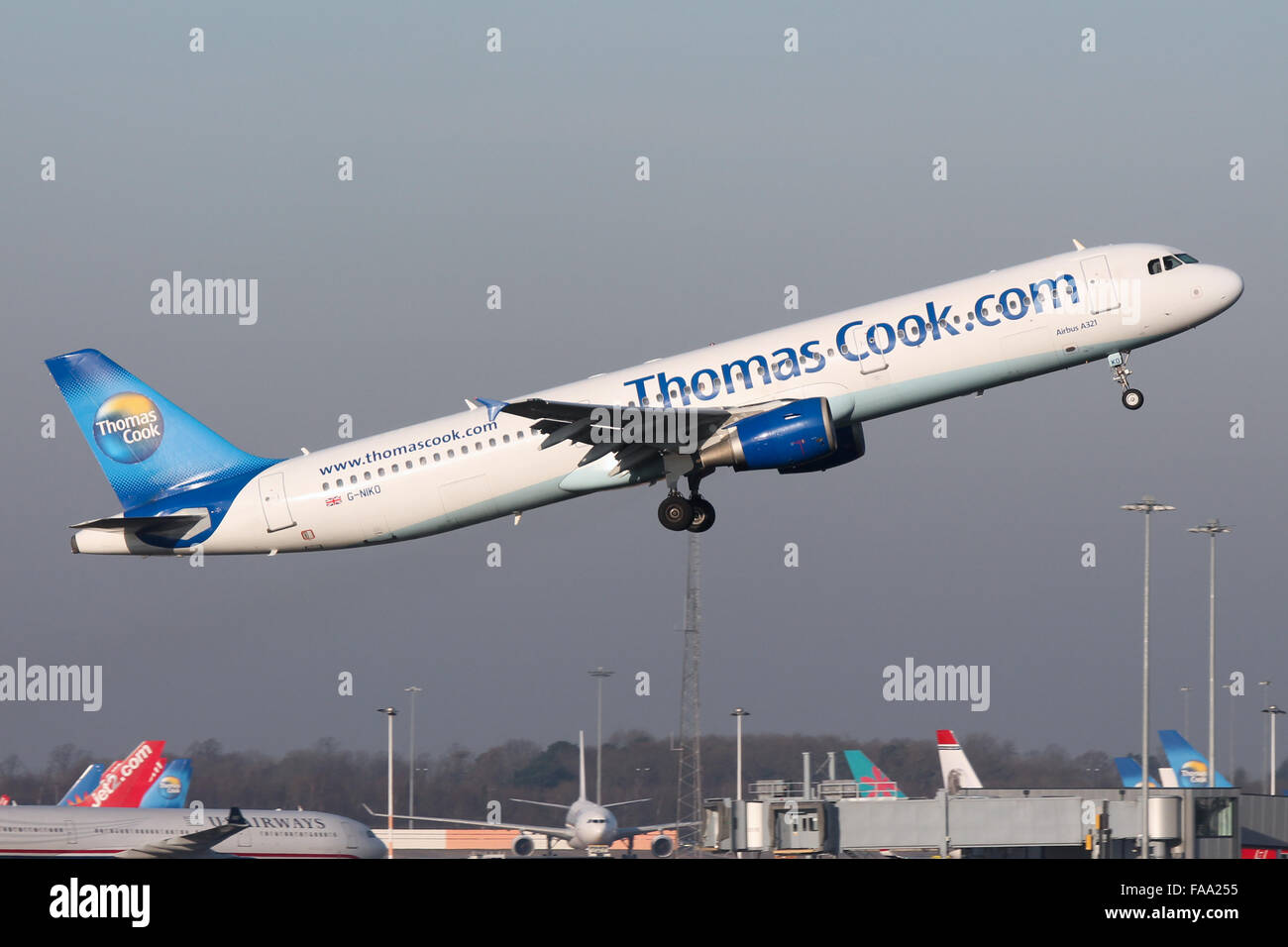 Thomas Cook Airbus A321 klettert vom Start-und Landebahn 05 L Manchester Airport. Stockfoto