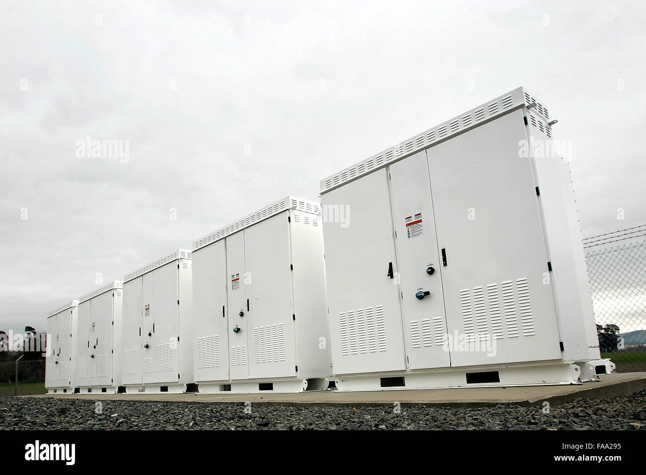 Napa, Kalifornien, USA. 23. Dezember 2015. Napa Hygiene Bezirk hat eine neue, Tesla-Batterie-Lagerstätte in der Kläranlage in der Nähe von Napa County Airport. Die Batterie speichert ein Megawatt alternativer Energien produziert von KWK-Anlagen, so dass Stadtteil mehr '' grünen '' macht in Zeiten des Tages verwenden wenn PG & E macht die teuerste ist. © Napa Valley Register/ZUMA Draht/Alamy Live-Nachrichten Stockfoto