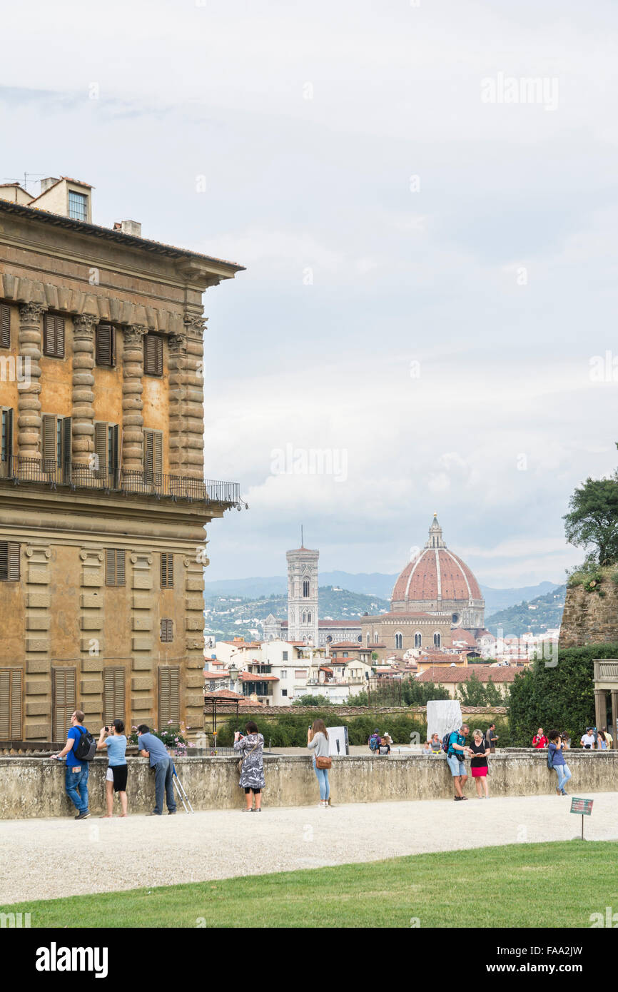 Florenz, Italien-August 26, 2014:People bewundern und Foto des Palazzo Pitti und Skyline von Florenz, Boboli Gärten während Stockfoto
