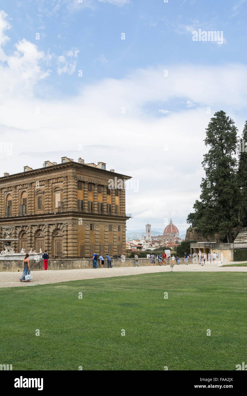 Florenz, Italien-August 26, 2014:People bewundern und Foto des Palazzo Pitti und Skyline von Florenz, Boboli Gärten während Stockfoto