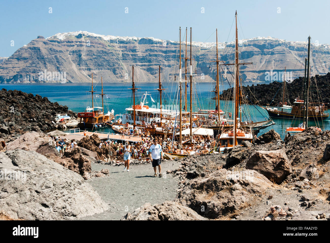 Santorini. Erinia Bay, Nea Kameni. Ausflug Boote am Steg vertäut verpackt mit Massen von Touristen Ein- und Aussteigen auf dem Vulkan besuchen. Stockfoto Santorini. Erinia Bay, Nea Kameni. Ausflug Boote am Steg vertäut verpackt mit Massen von Touristen Ein- und Aussteigen auf dem Vulkan besuchen. Stockfoto